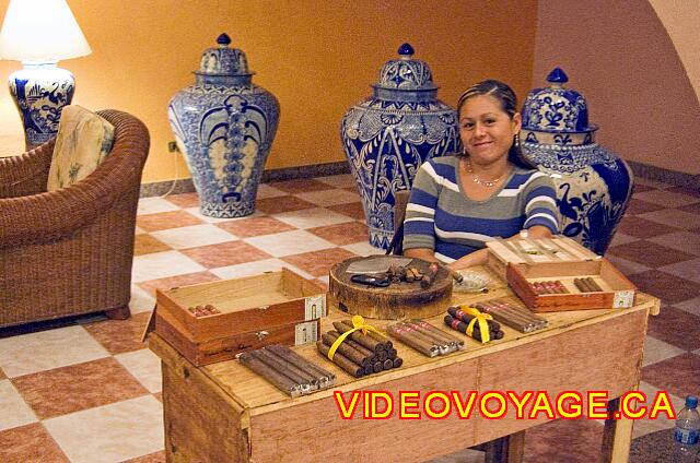 Mexique Nuevo Vallarta Riu Jalisco The sale of cigarette near the entrance of the restaurant evening buffet.