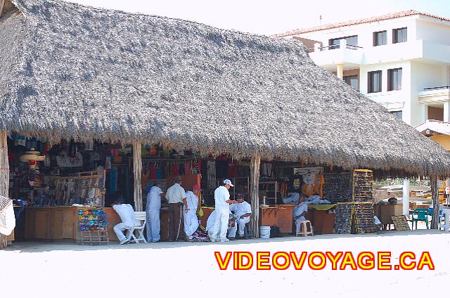 Mexique Nuevo Vallarta Riu Jalisco On the edge of the beach hotel, artisans sell different products ...