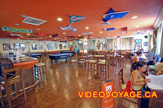 Mexique Nuevo Vallarta Riu Jalisco Sport Bar, a game room.