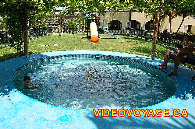 Mexique Nuevo Vallarta Riu Jalisco The pool at the mini-club for the smaller, under trees to avoid having sunburn on the skin of babies.