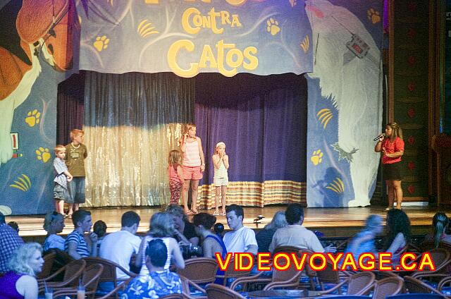 Mexique Nuevo Vallarta Riu Jalisco The mini disco on the stage and then it moves in the Pacha nightclub with entertainment for children.