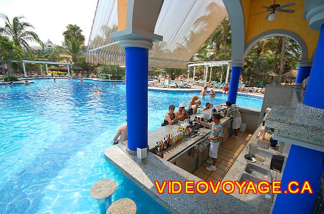 Mexique Nuevo Vallarta Riu Jalisco Varios asientos en la piscina.