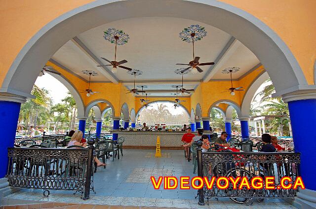 Mexique Nuevo Vallarta Riu Jalisco Por otro lado, una terraza con un mostrador de servicio. El bar más cercano a la playa.