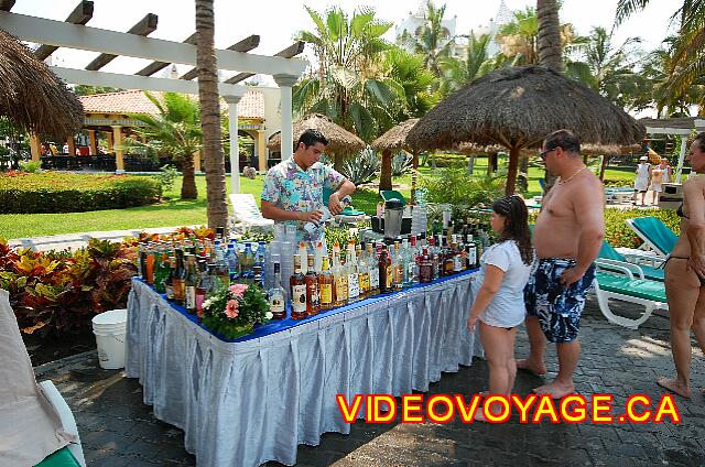 Mexique Nuevo Vallarta Riu Jalisco Bar de la piscina para niños es simplemente una mesa.