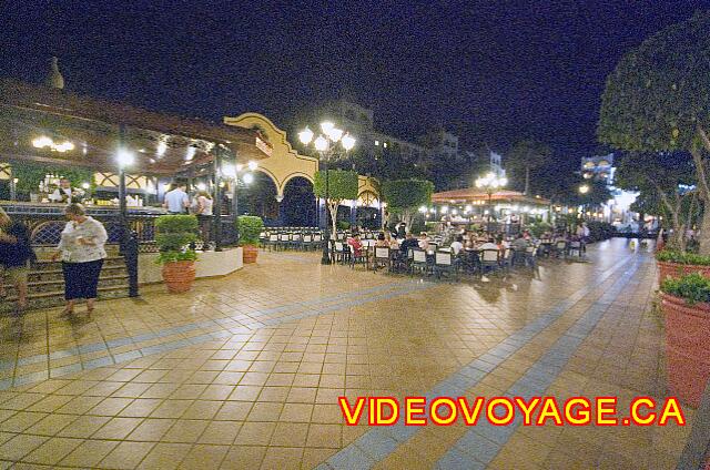 Mexique Nuevo Vallarta Riu Jalisco Por la noche, la mayoría de los clientes están en la terraza cerca del espectáculo en el escenario. La terraza se encuentra entre las barras.