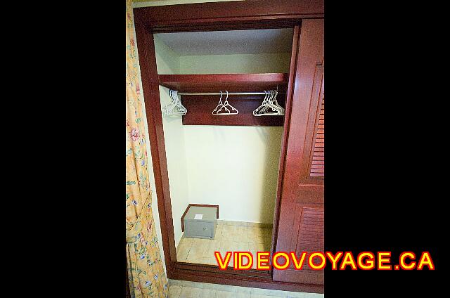 Mexique Nuevo Vallarta Riu Jalisco The left side of the wardrobe with the safe key.
