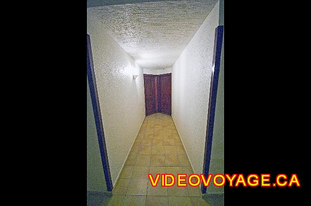Mexique Nuevo Vallarta Riu Jalisco The access to the rooms at the end of a corridor. If the neighbors talking loudly in the corridor, you understand.
