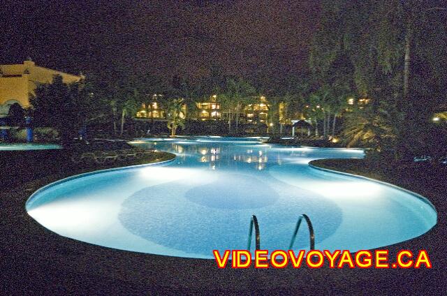 Mexique Nuevo Vallarta Riu Jalisco La piscine des adultes le soir.