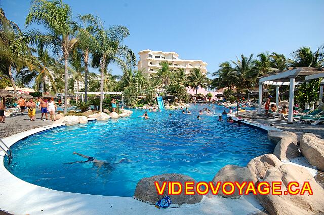 Mexique Nuevo Vallarta Riu Jalisco Una piscina de tamaño medio con 3 secciones.