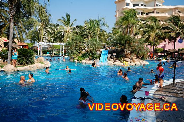 Mexique Nuevo Vallarta Riu Jalisco Hay toboganes de agua en el centro de la piscina.