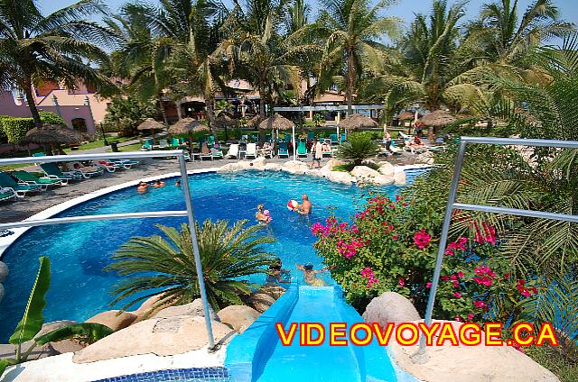 Mexique Nuevo Vallarta Riu Jalisco La tercera diapositiva. Algunas sombrillas y un montón de tumbonas alrededor de la piscina.