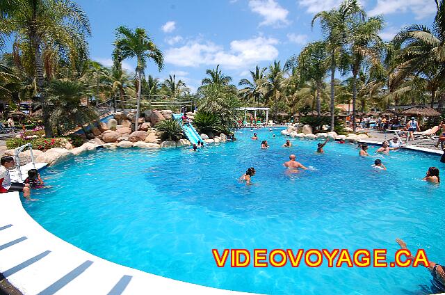 Mexique Nuevo Vallarta Riu Jalisco Una piscina con una gran cantidad de vida ...