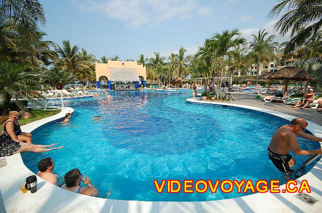 Mexique Nuevo Vallarta Riu Jalisco Avec un bar dans la piscine.