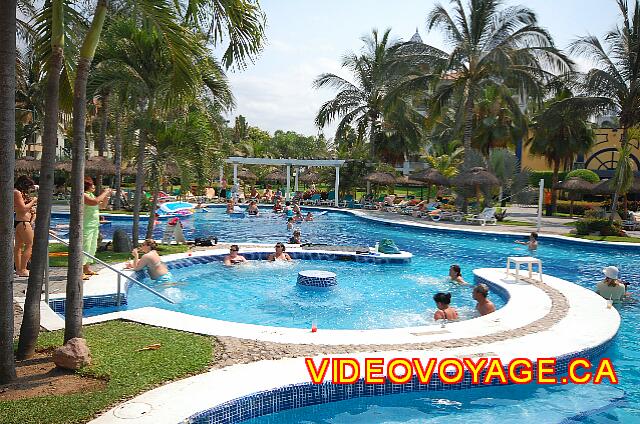 Mexique Nuevo Vallarta Riu Jalisco Avec un bain tourbillon intégré à la piscine.