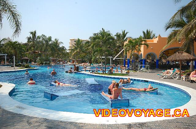 Mexique Nuevo Vallarta Riu Jalisco Avec des chaises longues dans la piscine.