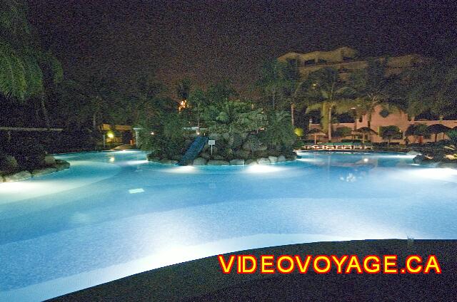 Mexique Nuevo Vallarta Riu Jalisco La piscine des enfants le soir.