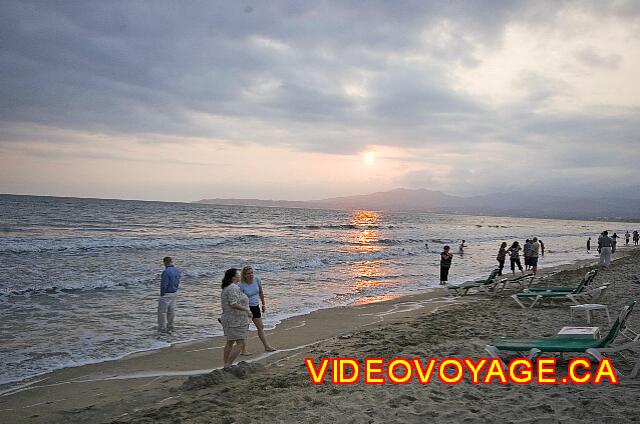 Mexique Nuevo Vallarta Riu Jalisco Guests gather on the beach during sunset.