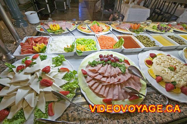 Mexique Nuevo Vallarta Riu Jalisco Carnes frías, quesos, verduras, ... en un plato frío.