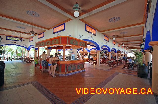 Mexique Nuevo Vallarta Riu Jalisco Un restaurante bastante grande con una barra a la entrada.