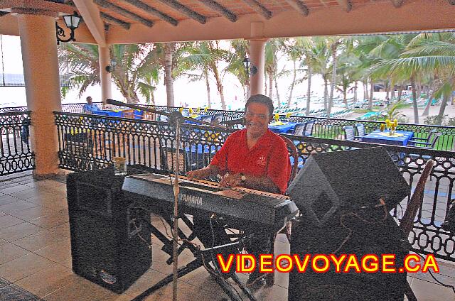 Mexique Nuevo Vallarta Riu Jalisco Para la cena hay un músico con música para bailar.