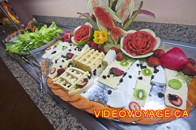 Mexique Nuevo Vallarta Riu Jalisco Una selección de quesos y ensaladas.