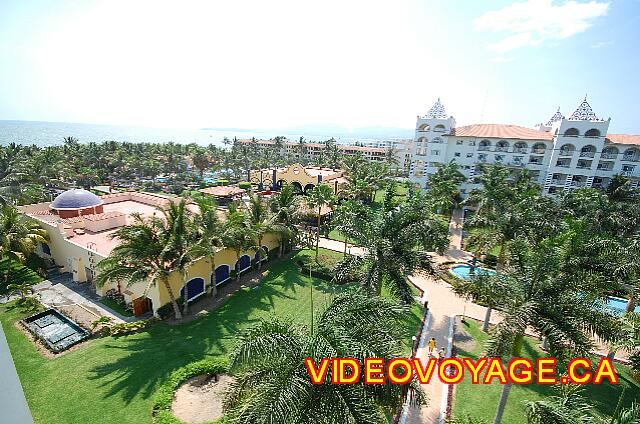 Mexique Nuevo Vallarta Riu Jalisco The back of the hotel with restaurants, theater, pools and beach.