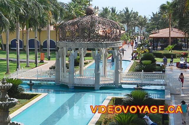 Mexique Nuevo Vallarta Riu Jalisco The gazebo in the center, the beach in the background.