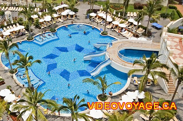 Mexique Nuevo Vallarta Riu Vallarta A volleyball net and water polo goals in the main pool.