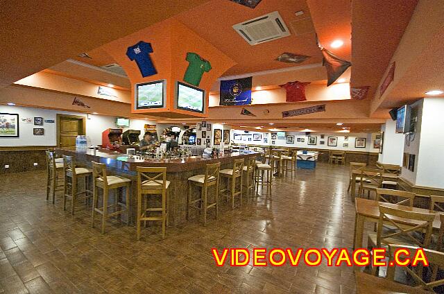 Mexique Nuevo Vallarta Riu Vallarta Le sports bar avec plusieurs écrans de télévision.