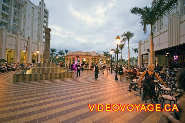 Mexique Nuevo Vallarta Riu Vallarta Il y a beaucoup de monde sur la terrasse centrale le soir.