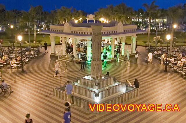 Mexique Nuevo Vallarta Riu Vallarta Con una fuente en el centro de la terraza.