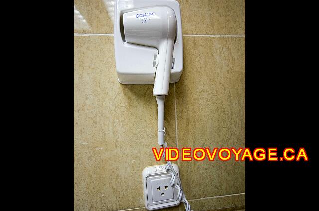 Mexique Nuevo Vallarta Riu Vallarta The hair dryer and a 110-volt outlet.