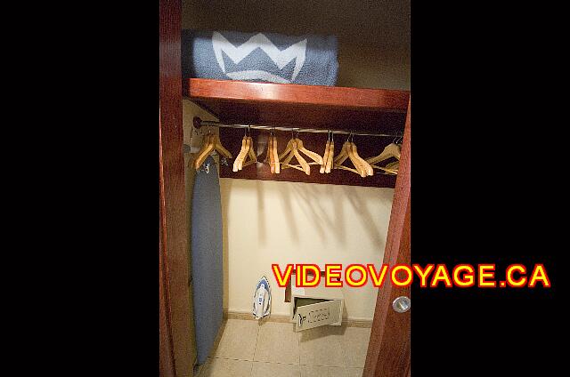 Mexique Nuevo Vallarta Riu Vallarta El armario con la clave de seguridad, plancha y tabla de planchar.