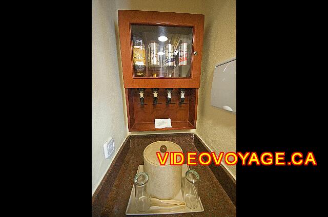 Mexique Nuevo Vallarta Riu Vallarta Las bebidas fuertes minibar y un refrigerador