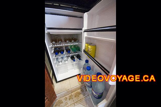 Mexique Nuevo Vallarta Riu Vallarta Una nevera bien surtida con una sección de congelados.