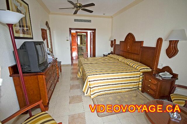 Mexique Nuevo Vallarta Riu Vallarta A fairly large room with fitted units.