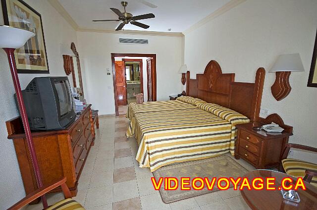 Mexique Nuevo Vallarta Riu Vallarta With different lighting in the entrance of the room.