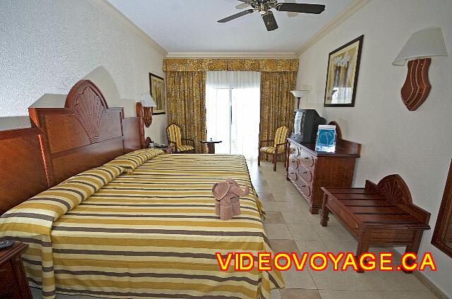 Mexique Nuevo Vallarta Riu Vallarta With a cabinet for luggage, two chairs and a small table.