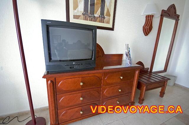 Mexique Nuevo Vallarta Riu Vallarta The TV on furniture with lots of storage space.