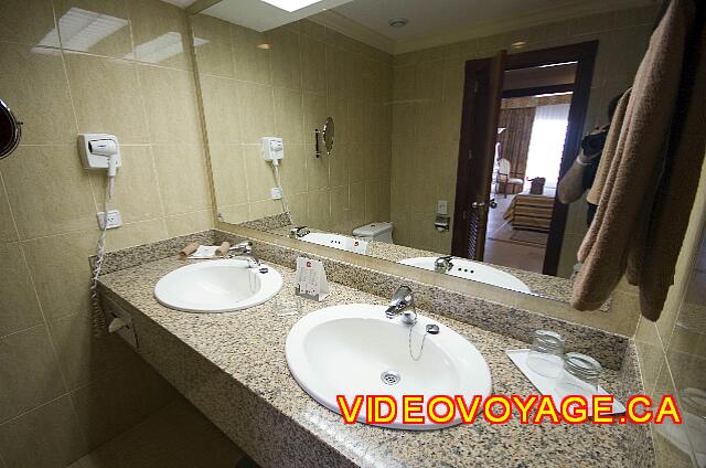 Mexique Nuevo Vallarta Riu Vallarta El contador del cuarto de baño con 2 lavabos.