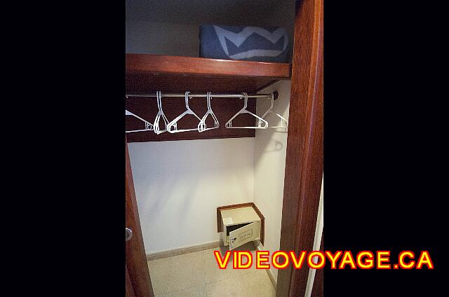 Mexique Nuevo Vallarta Riu Vallarta The wardrobe with safe.