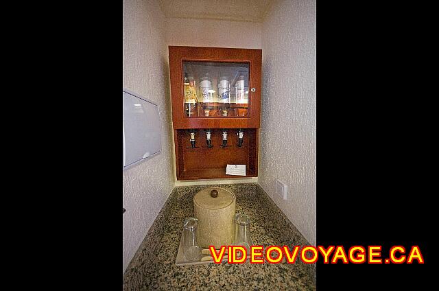 Mexique Nuevo Vallarta Riu Vallarta The minibar strong drinks and a cooler.