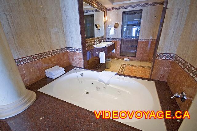 Mexique Nuevo Vallarta Riu Vallarta Un grand bain et en arrière plan la salle de bain.