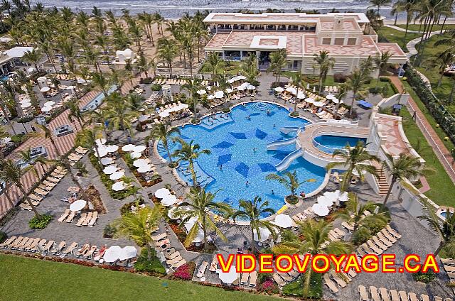 Mexique Nuevo Vallarta Riu Vallarta Una piscina de tamaño medio, con toboganes de agua.