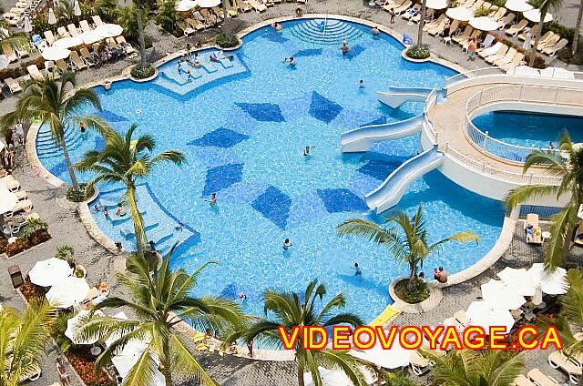 Mexique Nuevo Vallarta Riu Vallarta Muchas sillas y sombrillas alrededor de la piscina.