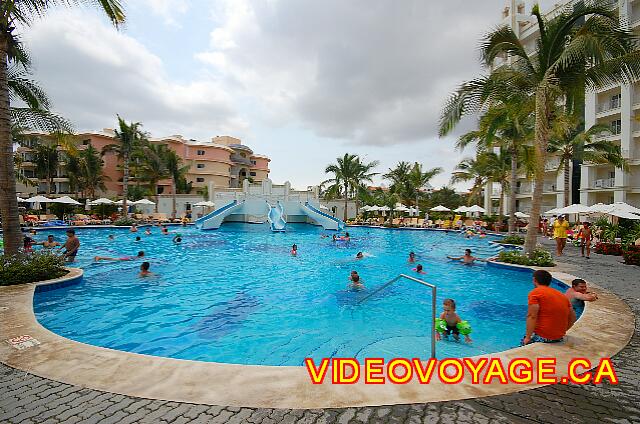 Mexique Nuevo Vallarta Riu Vallarta Muchos niños en la piscina.