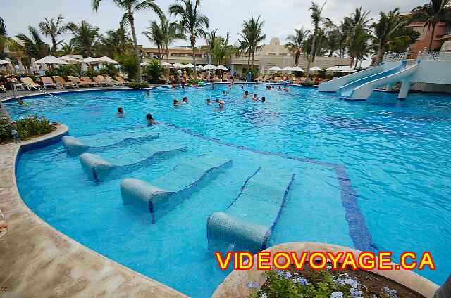 Mexique Nuevo Vallarta Riu Vallarta There are lounge chairs in the pool.