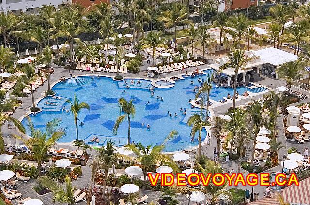 Mexique Nuevo Vallarta Riu Vallarta Une piscine de moyenne dimension avec un bar dans la piscine.