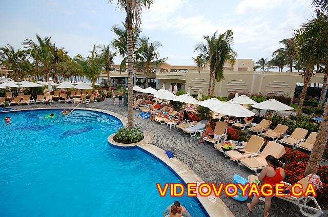 Mexique Nuevo Vallarta Riu Vallarta Many chairs with cushions and parasols near the beach restaurant.