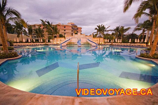 Mexique Nuevo Vallarta Riu Vallarta The pool at night.